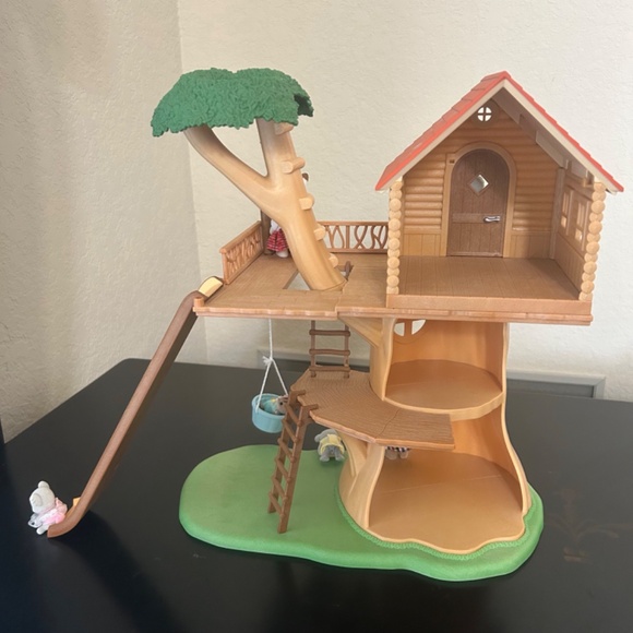 Calico Critter Family Epoch Lively Tree with Family - Picture 8 of 12